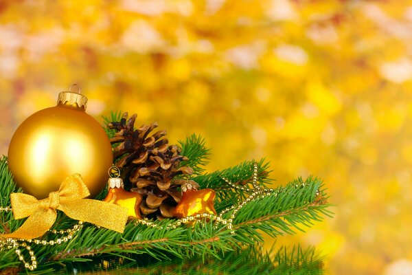 Boules d or sur l arbre de Noël
