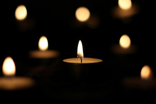 Parentesco con velas en la mesa