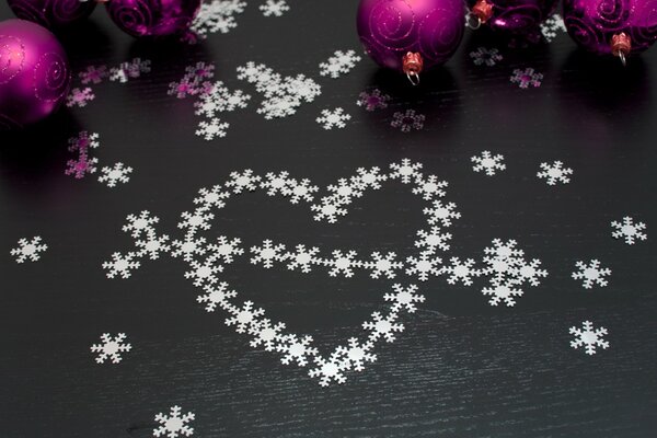 Patrón de copos de nieve en forma de corazón con flecha y juguetes de árbol de Navidad