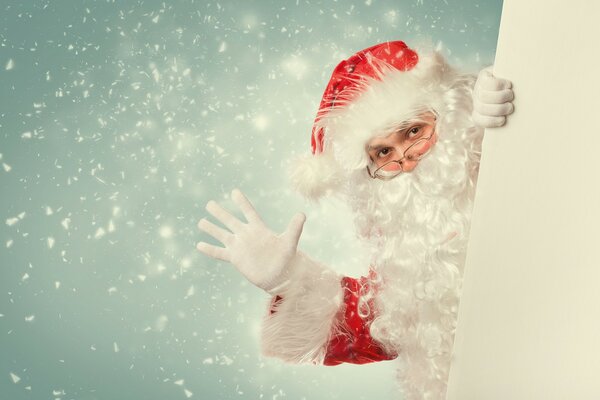 Père Noël avec une longue barbe et un chapeau