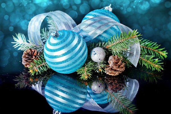 Rama de árbol de Navidad decorada con cinta y bola de color azul