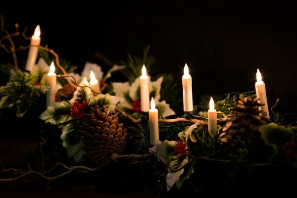 Bougies de Noël parmi les cônes de Noël