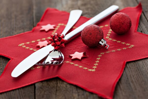 Décoration de table de Noël avec des boules lumineuses et serviette