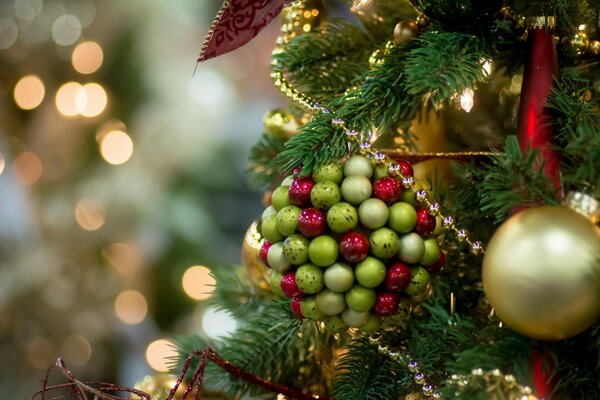 Bolas de bolas en el árbol de Navidad