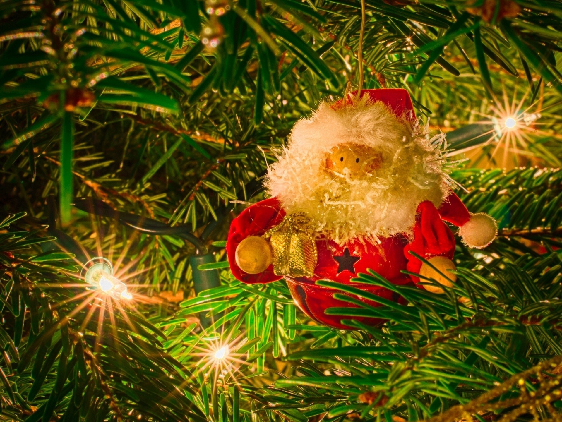 árbol de navidad santa claus bombillas agujas de pino guirnalda