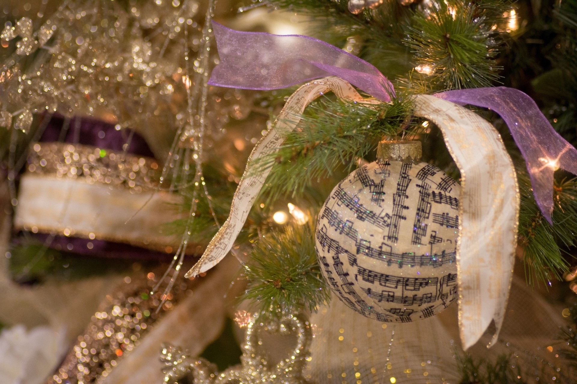 ball decoration tinsel