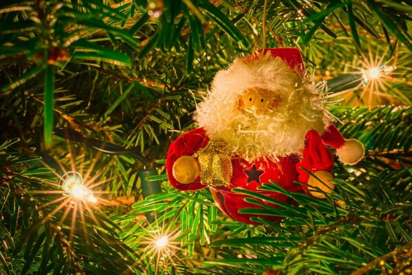 El resplandor de las guirnaldas de Navidad en el árbol de Navidad
