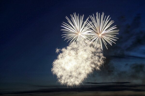 Weißes Feuerwerk auf Himmelshintergrund