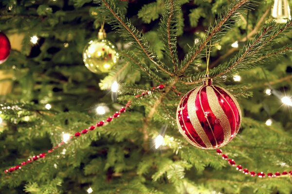 Luces de Navidad y bolas en el árbol de Navidad