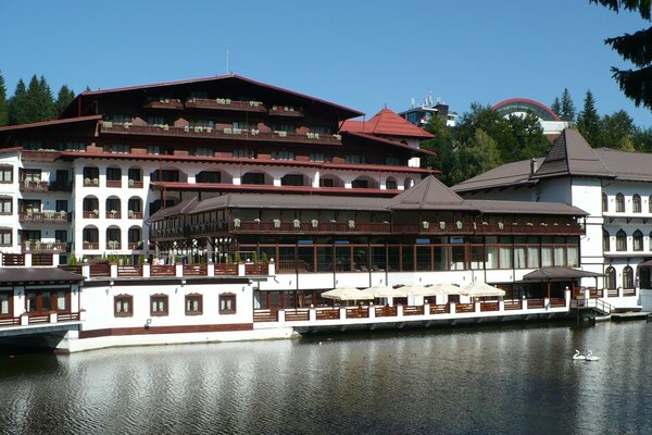 Gran hotel junto al río