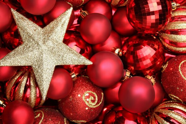 Boules de Noël et une étoile sur l arbre de Noël