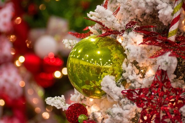 Grüne Kugel hängt am Weihnachtsbaum
