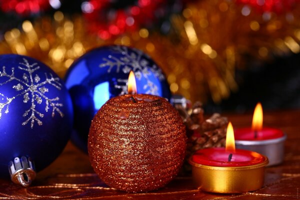 Boules et bougies de Noël et de Noël