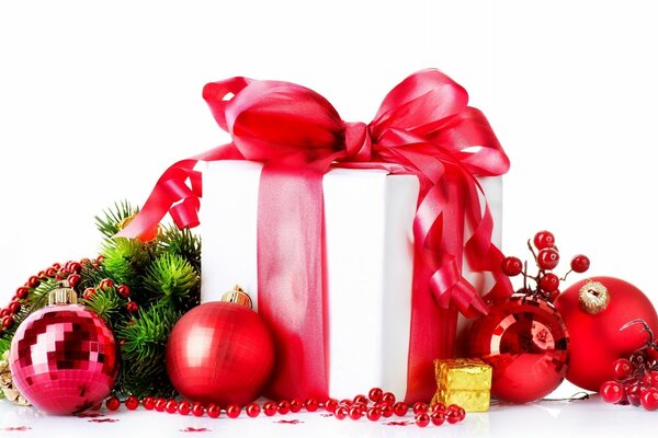 Regalos navideños y decoraciones para el árbol de Navidad