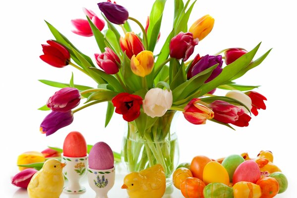 Blumenstrauß aus bunten Tulpen und Ostereiern