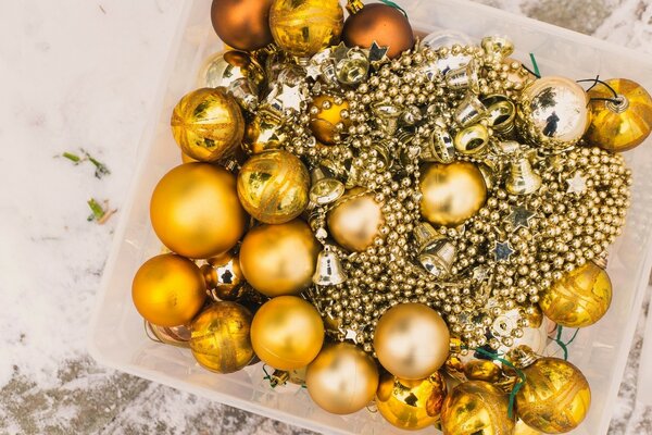Goldene Kugeln für den Weihnachtsbaum
