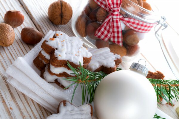 Weihnachtskekse mit Nüssen und Weihnachtsspielzeug