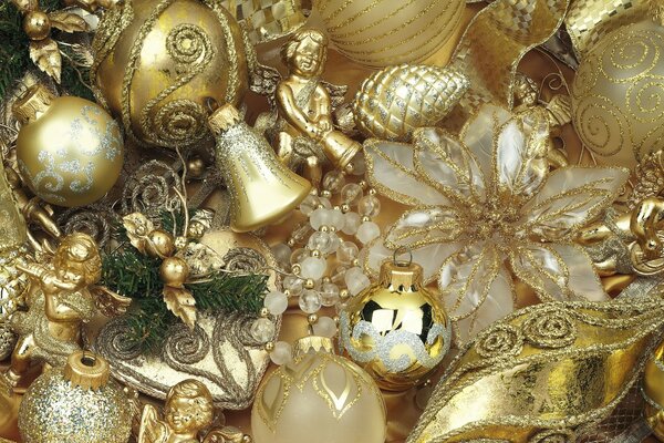 Golden balls on the Christmas tree is a super trendy trend
