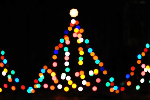 Un verdadero árbol de Navidad bokeh para el año nuevo