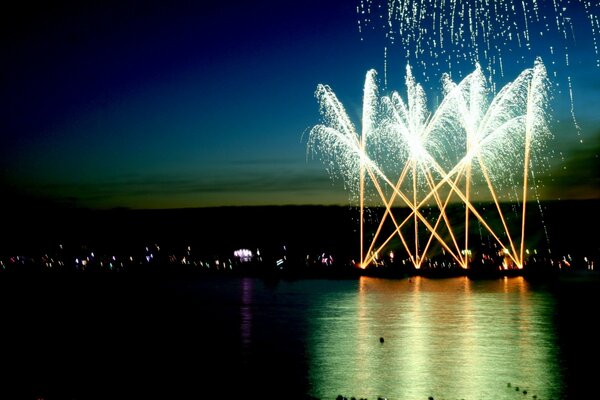 Feux d artifice sur le fond de la ville de nuit