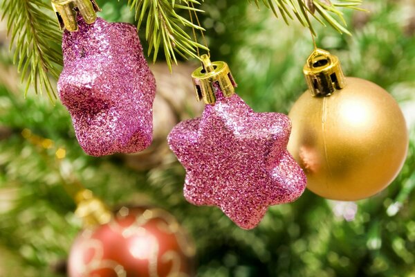 Stelle rosa e palle rosse sull albero di Natale