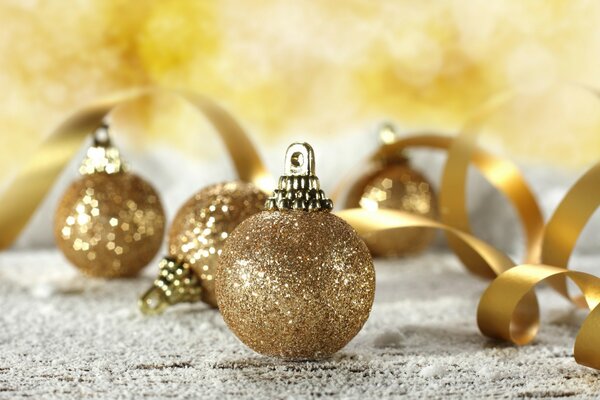 Boules de Noël et ruban d or