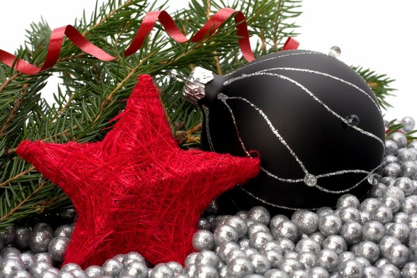 Roter Stern des Neujahrs. schwarze Christbaumkugel