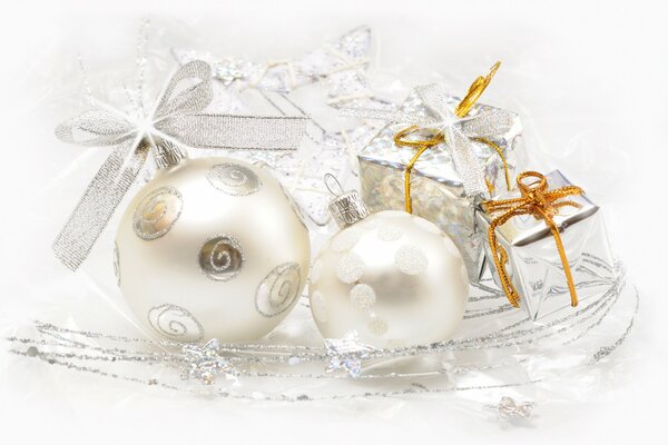 Boules de Noël blanches, beaux cadeaux