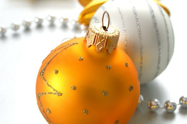 Bianco e arancione palle di Natale