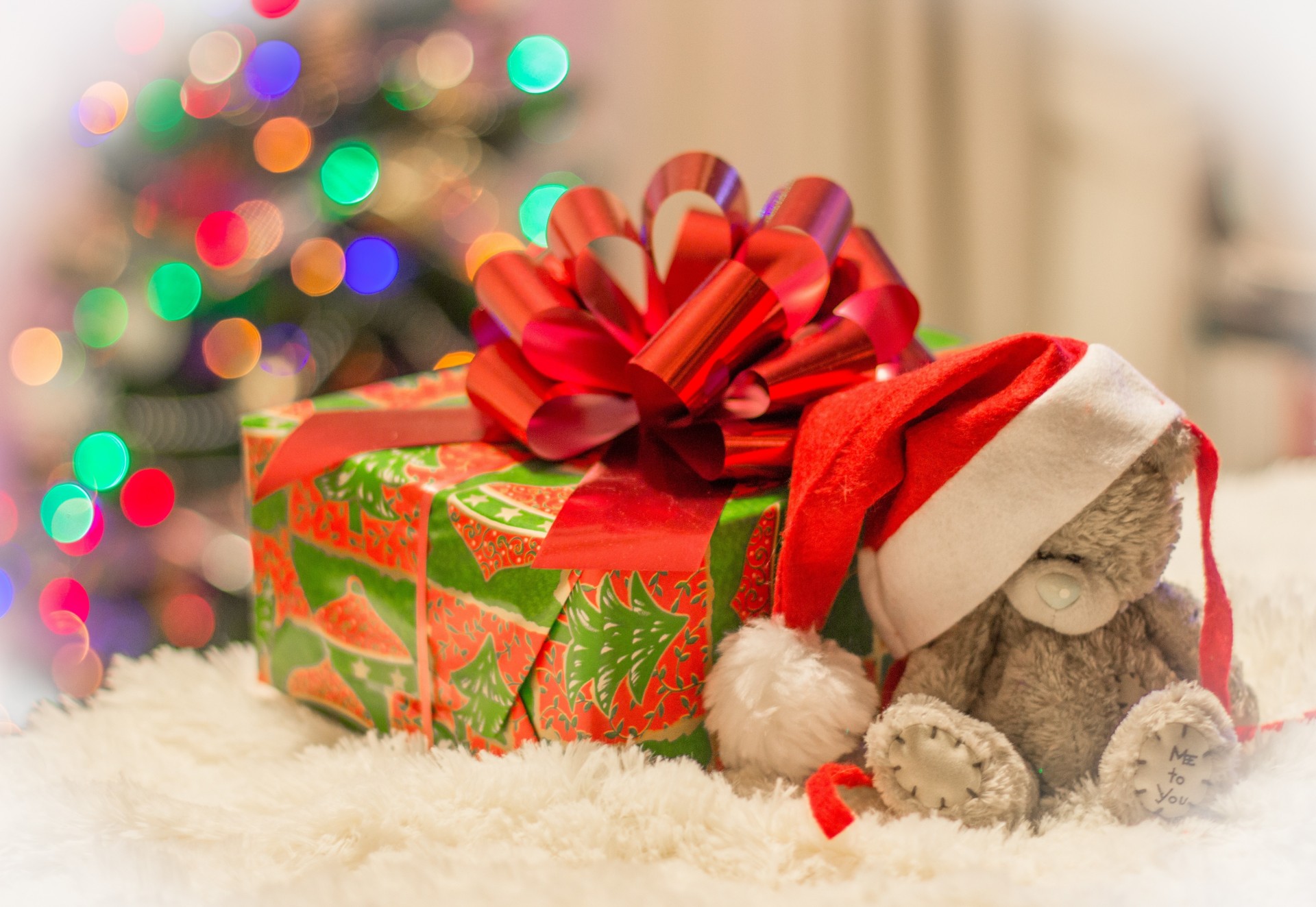 bokeh weihnachtsbaum unterpackungen bär mütze