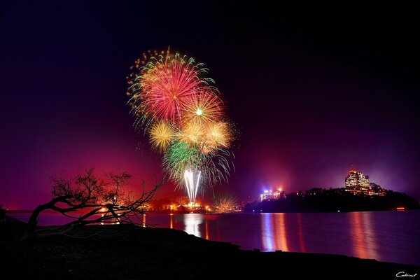 Feuerwerk am Nachthimmel vor dem Hintergrund der Stadt