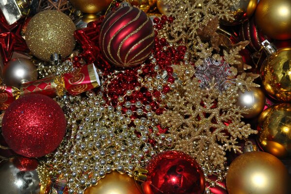 Bombki i dekoracje świąteczne