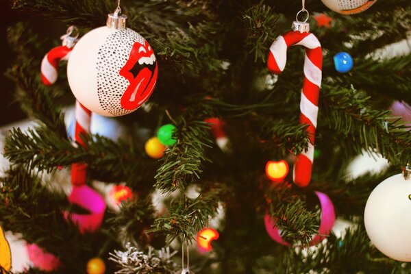 Weihnachtsschmuck und Retro-Süßigkeiten hängen am Weihnachtsbaum
