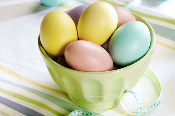 Zarte gefärbte Eier in einer Salatschale auf dem Tisch. Serpentine. Ostern. Pastelltöne