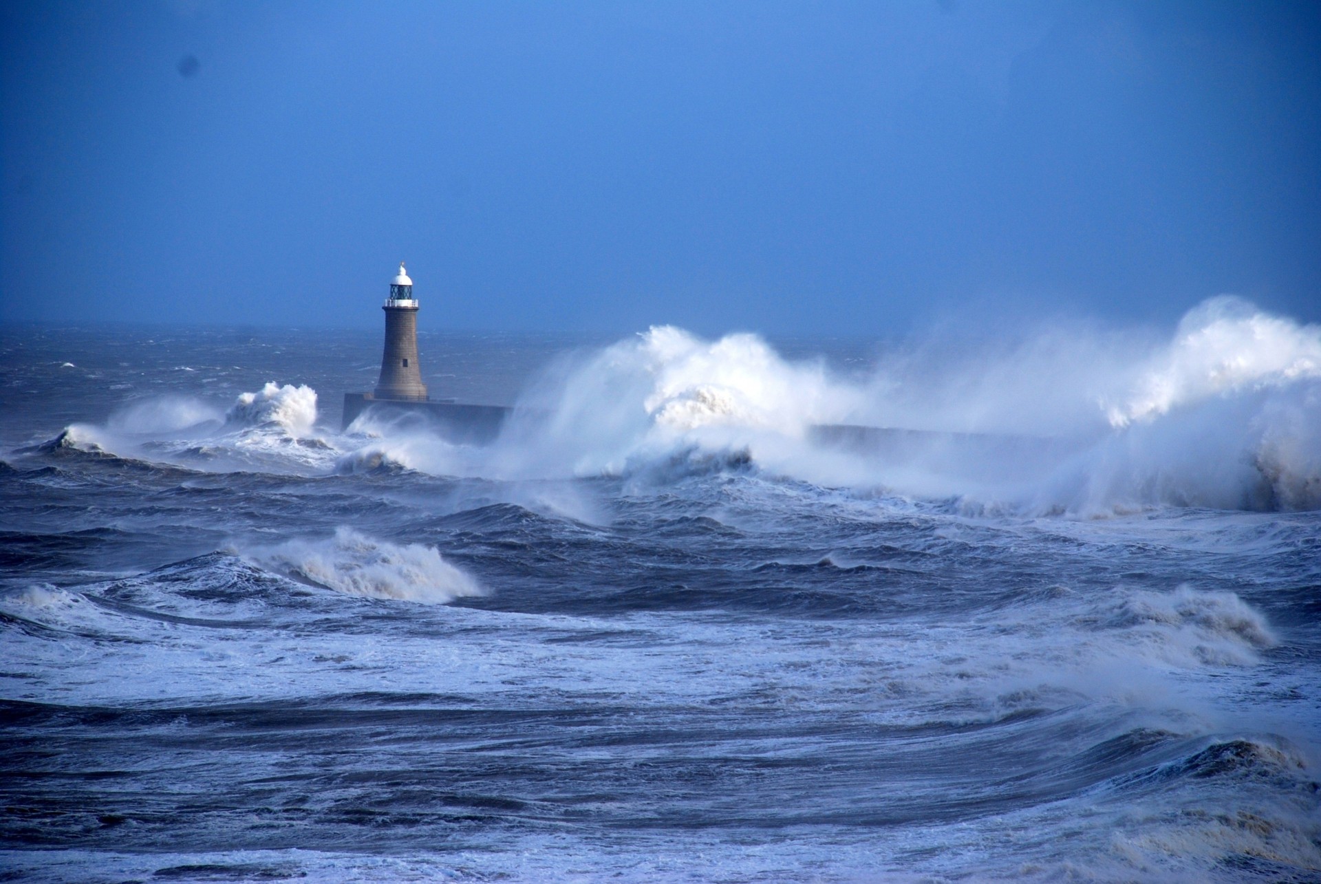 schläge leuchtturm welle ozean meer wind sturm schlechtes wetter