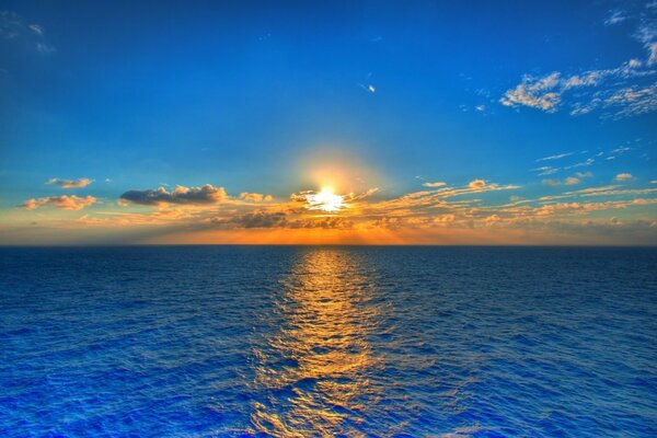 Sonnenuntergang über dem Meereshorizont