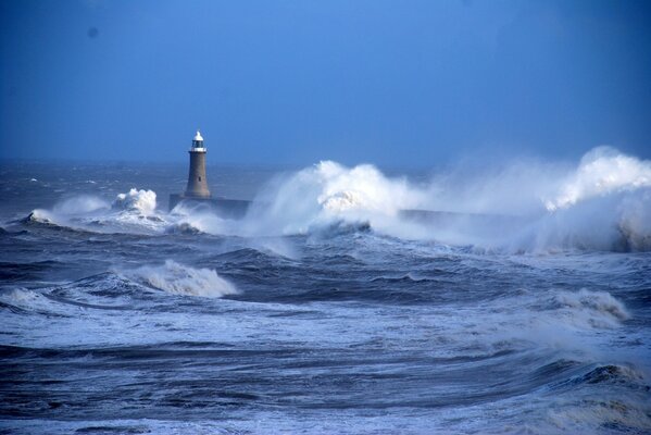 Tempête marine. Coups sur le phare