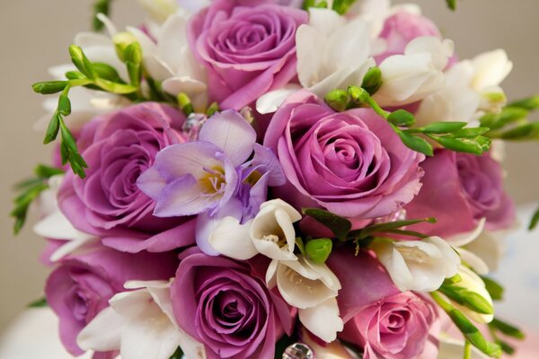 Bouquet di rose bianche e viola