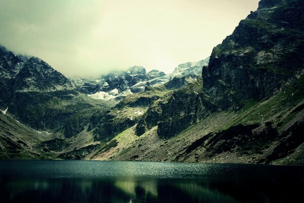 La beauté étonnante du lac et des montagnes