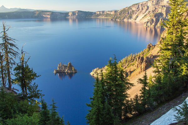 Magnifique paysage de lacs, de forêts et de rochers