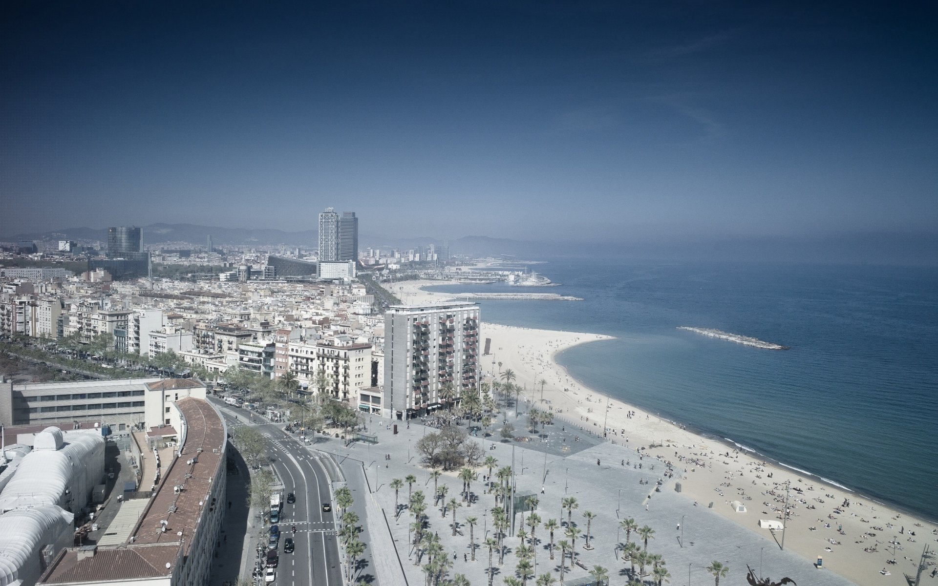 città spiaggia oceano case strade persone palme sole calore