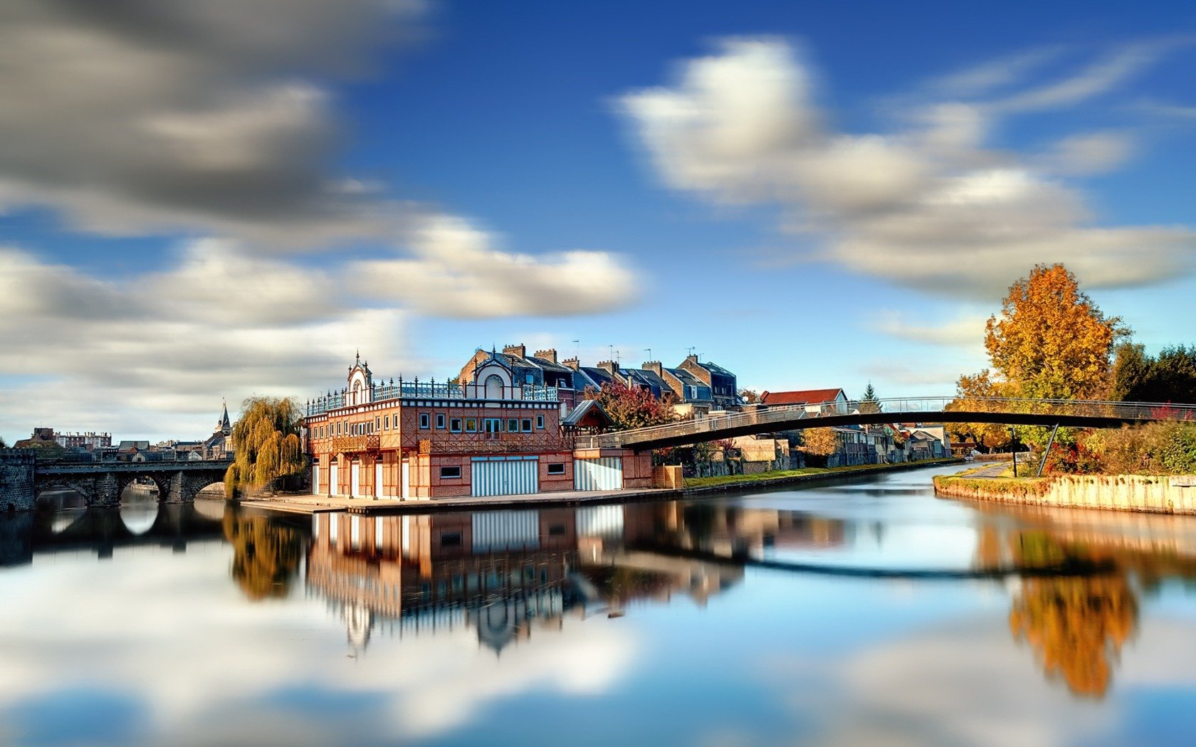 città fiume ponti riva casa paesaggio autunno alberi giorno sole cielo luminoso vernice foto sfondo carta da parati