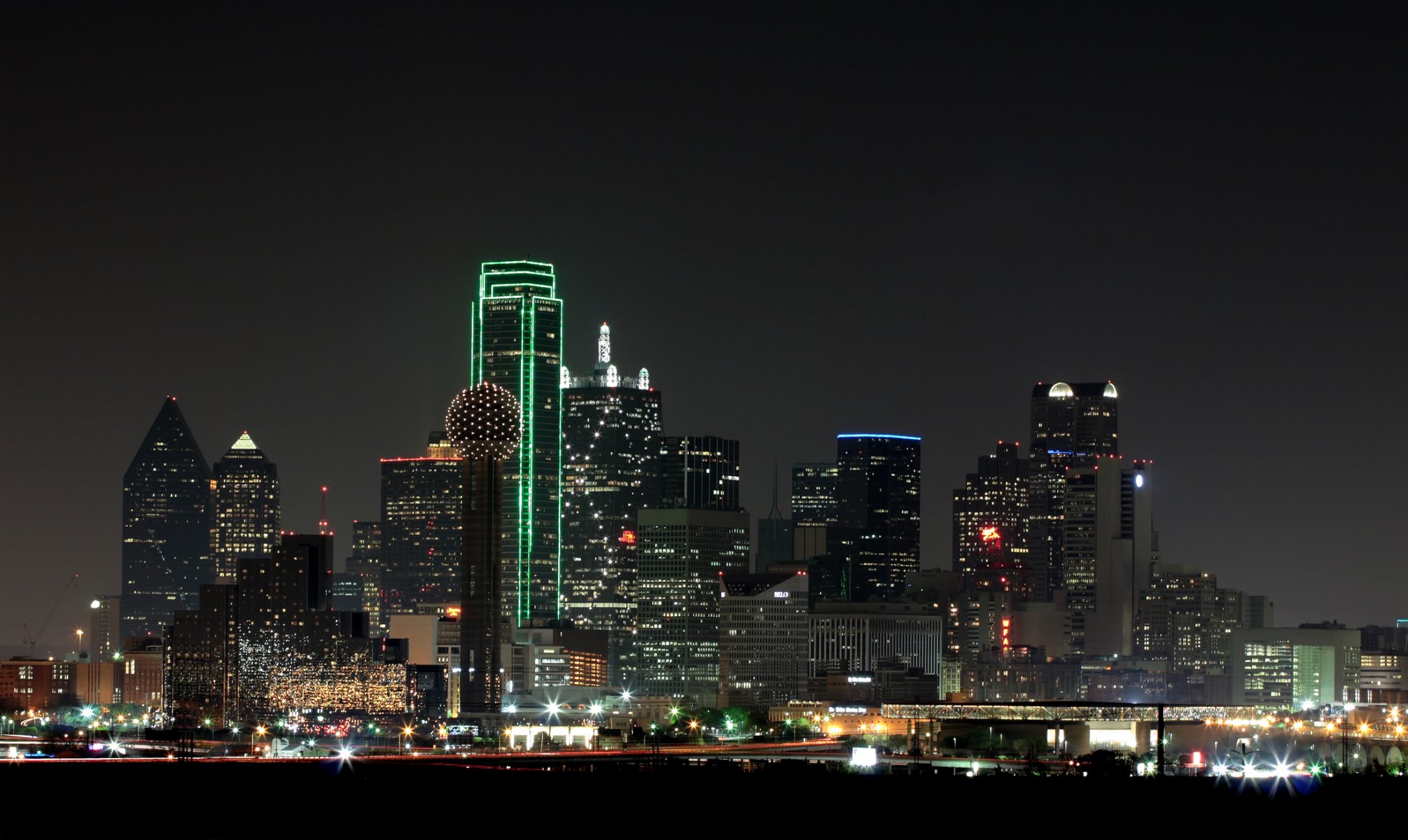 dallas night town lights skyscraper