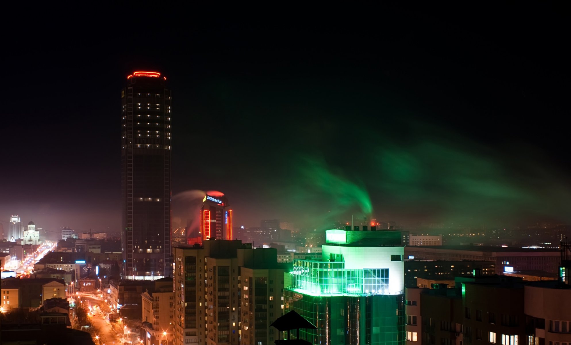 ekaterinburg città metropoli grattacielo casa edifici altezza tetto strada luci retroilluminazione bagliore notte cielo foto