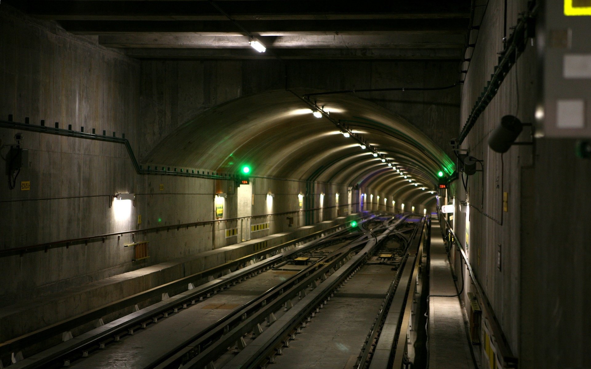 tunnel metro untergrundbahn schienen schwellen drähte