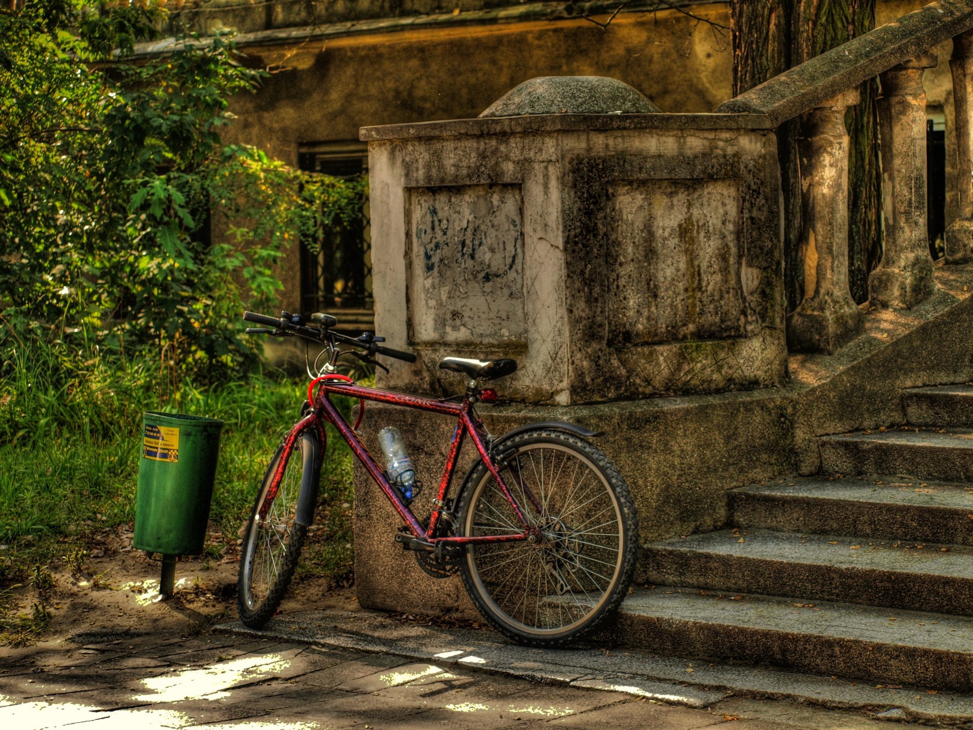 bicicletta scala rosso in attesa del padrone di casa