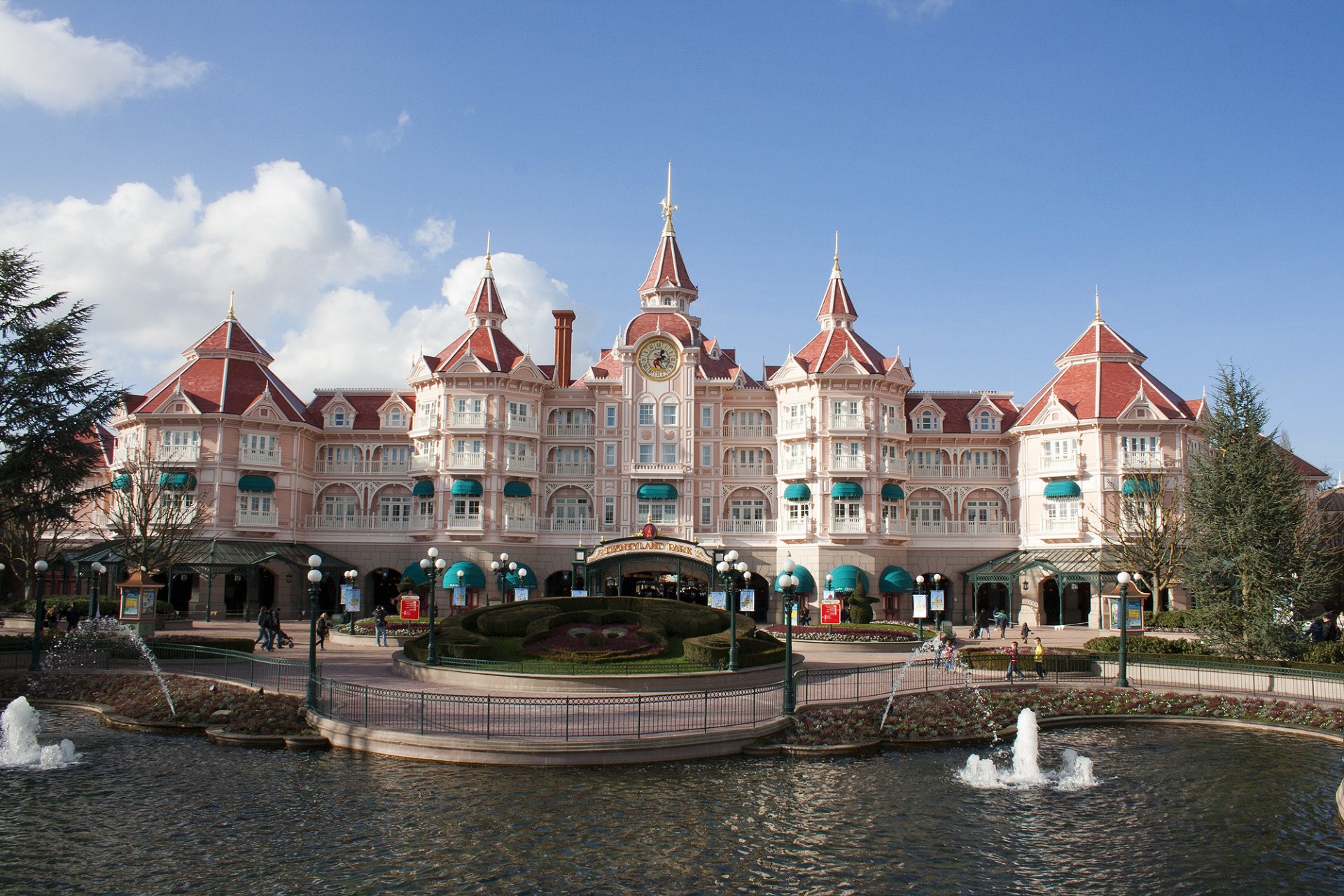 disneyland paris hotel schloss brunnen himmel