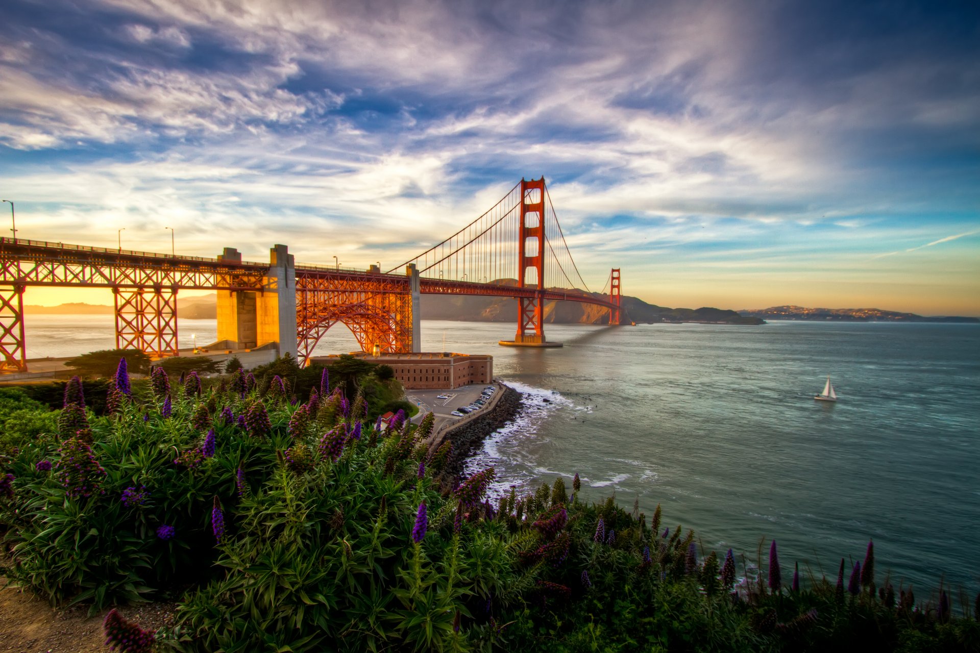 paisaje naturaleza puente mar cielo nubes montañas flores hierba puesta de sol olas barco