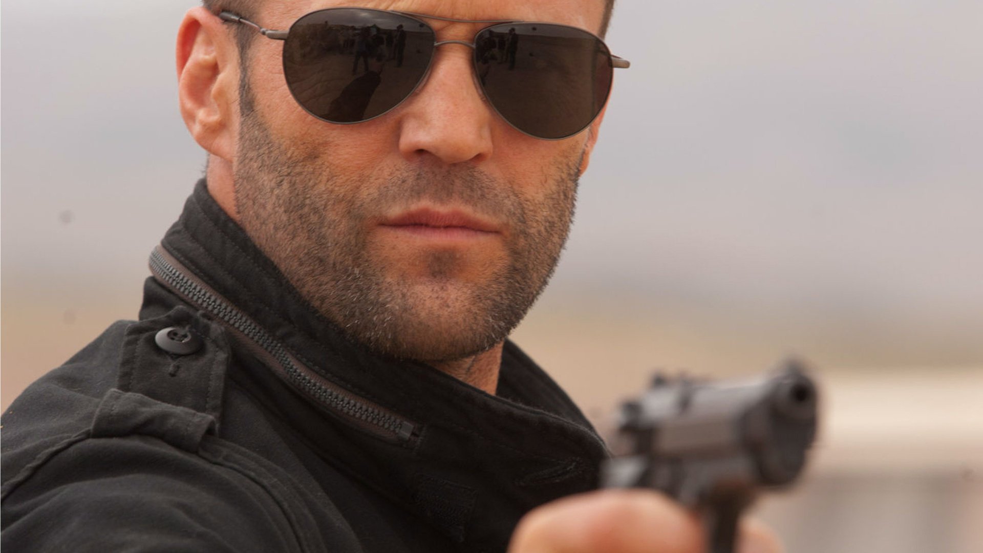 pistole jason statham schauspieler brille männlich