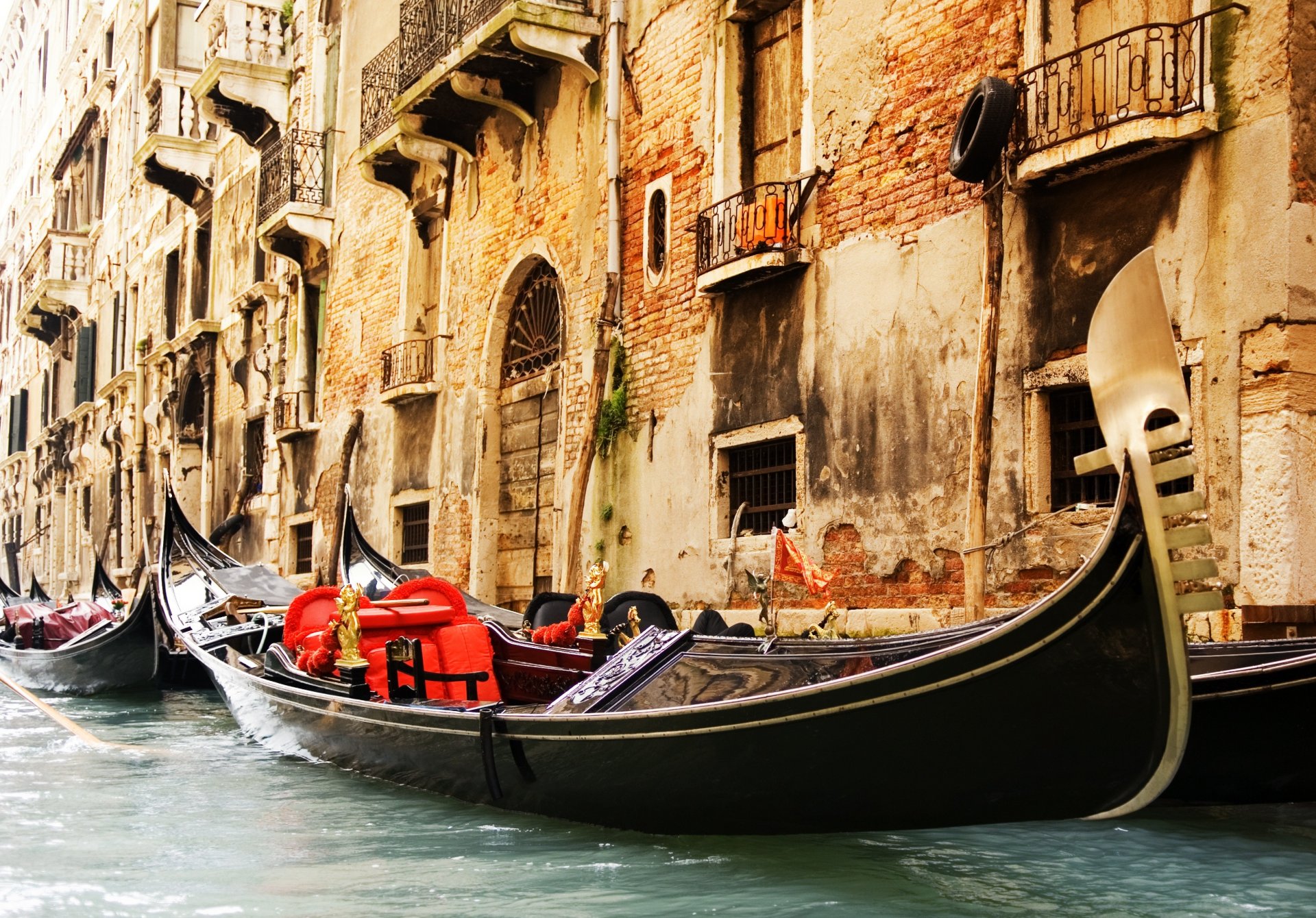 venezia italia gondole canale architettura edifici finestre bolcons